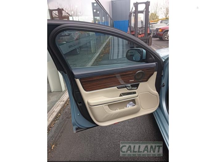 Jaguar XJ 3.0 D V6 24V Sloopvoertuig (2011, Kristal, Blauw)