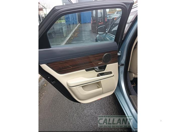 Jaguar XJ 3.0 D V6 24V Sloopvoertuig (2011, Kristal, Blauw)