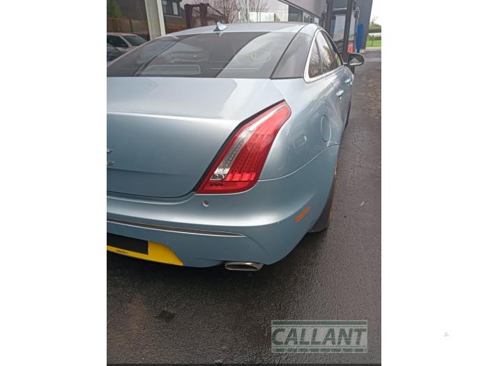 Jaguar XJ 3.0 D V6 24V Sloopvoertuig (2011, Kristal, Blauw)