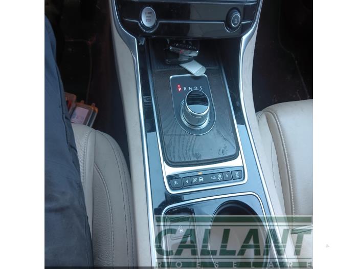 Jaguar XE 2.0 240 Turbo 16V Sloopvoertuig (2015, Groen)