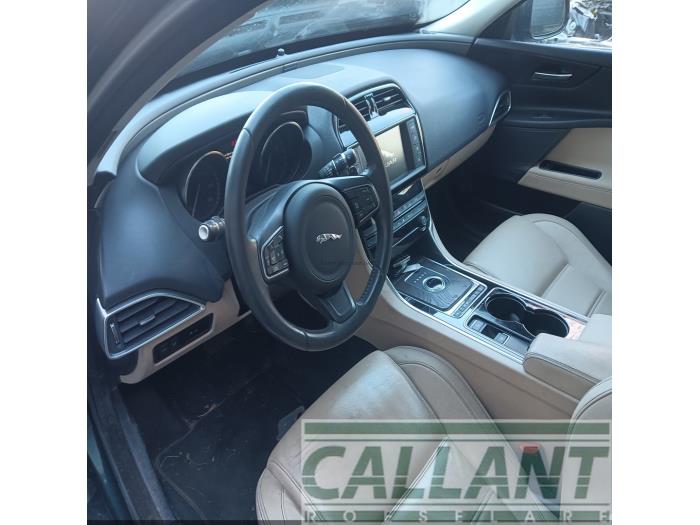 Jaguar XE 2.0 240 Turbo 16V Sloopvoertuig (2015, Groen)