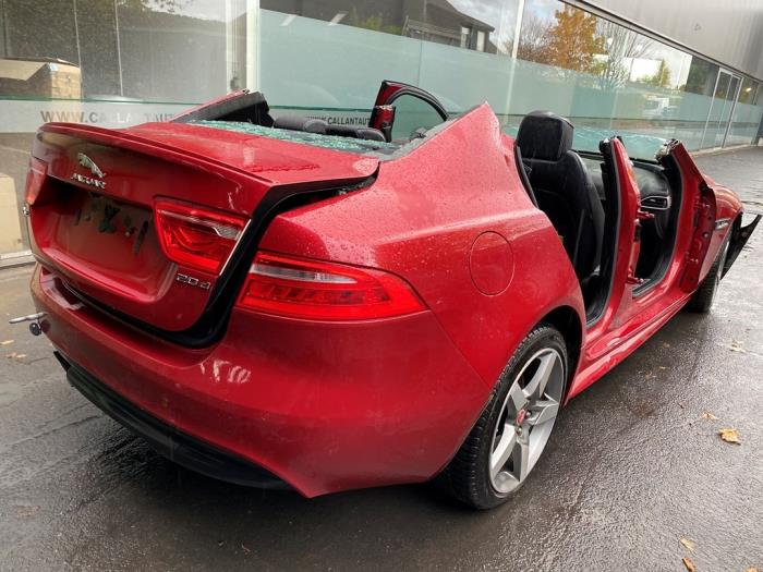 Jaguar XE 2.0d 180 16V Sloopvoertuig (2016, Rood)