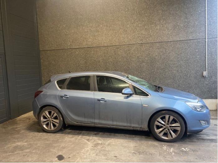 Opel Astra J 1.7 CDTi 16V 110 Sloopvoertuig (2011, Blank)