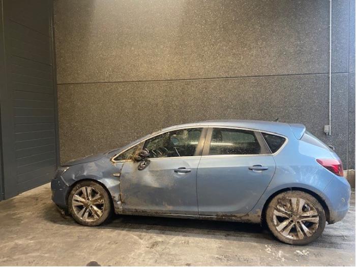 Opel Astra J 1.7 CDTi 16V 110 Sloopvoertuig (2011, Blank)