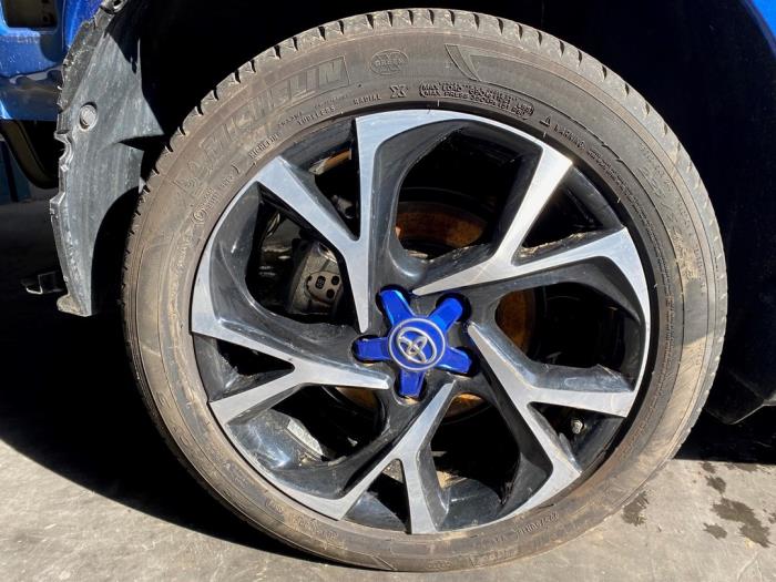 Toyota C-HR 1.8 16V Hybrid Sloopvoertuig (2019, Blauw)