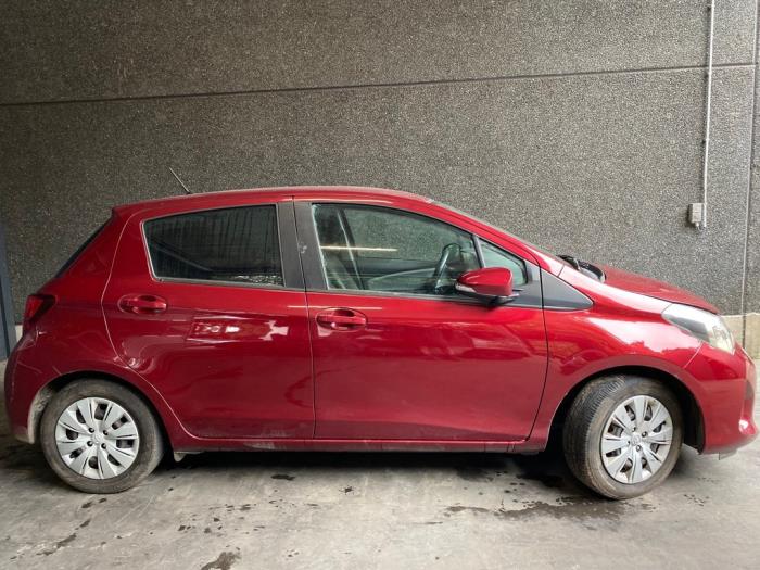 Toyota Yaris III 1.33 16V Dual VVT-I Sloopvoertuig (2017, Rood)