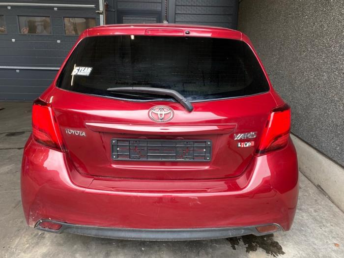 Toyota Yaris III 1.33 16V Dual VVT-I Sloopvoertuig (2017, Rood)