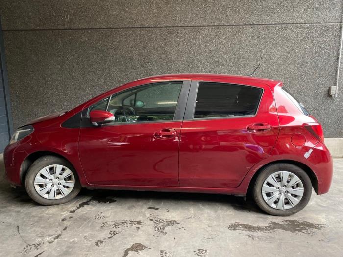 Toyota Yaris III 1.33 16V Dual VVT-I Sloopvoertuig (2017, Rood)