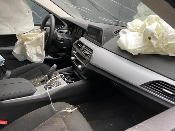 BMW 5 serie 523i 2.0 TwinPower Turbo 16V Sloopvoertuig (2020, Zwart)