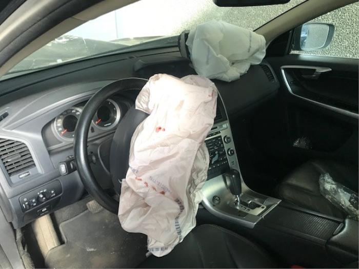 Volvo XC60 I 2.4 D3 20V Sloopvoertuig (2010, Metallic, Zwart)