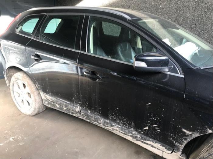 Volvo XC60 I 2.4 D3 20V Sloopvoertuig (2010, Metallic, Zwart)