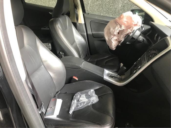 Volvo XC60 I 2.4 D3 20V Sloopvoertuig (2010, Metallic, Zwart)