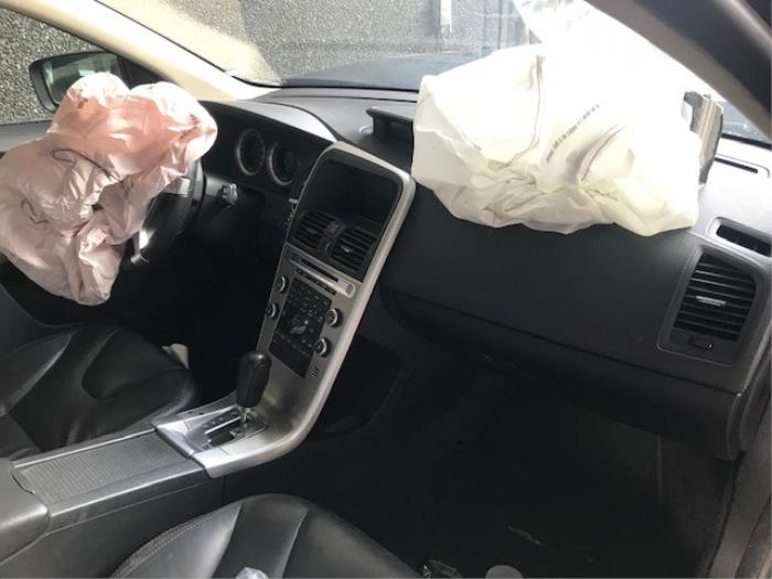 Volvo XC60 I 2.4 D3 20V Sloopvoertuig (2010, Metallic, Zwart)