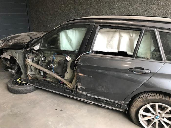 BMW 3 serie Touring 318d 2.0 16V Sloopvoertuig (2017, Donker, Grijs)