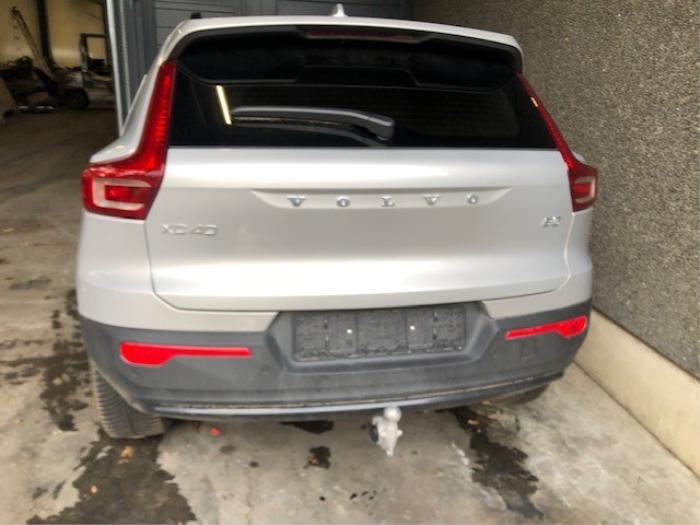 Volvo XC40 2.0 B3 16V Mild Hybrid Sloopvoertuig (2022, Zilver)