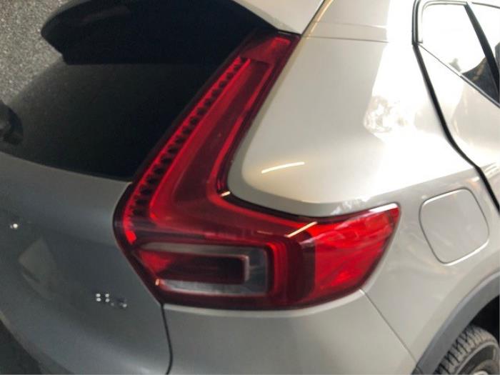 Volvo XC40 2.0 B3 16V Mild Hybrid Sloopvoertuig (2022, Zilver)