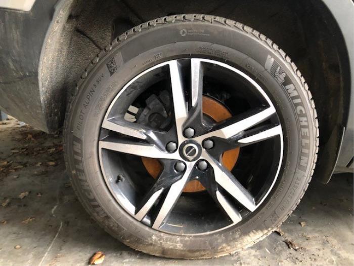 Volvo XC40 2.0 B3 16V Mild Hybrid Sloopvoertuig (2022, Zilver)