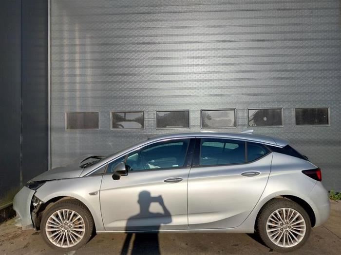Opel Astra K 1.0 Turbo 12V Sloopvoertuig (2018, Licht, Zilvergrijs)