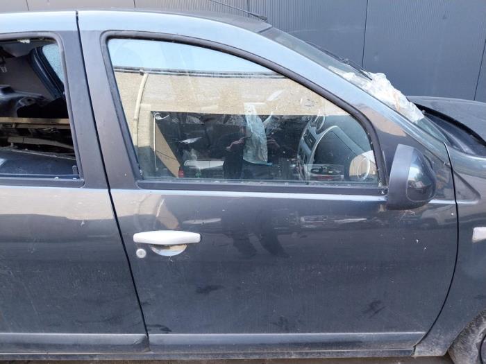 Dacia Sandero I 1.2 16V Sloopvoertuig (2010, Donker, Grijs)