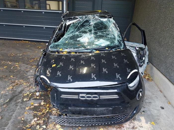 Fiat 500e 42 kWh 3+1 Sloopvoertuig (2022, Zwart)