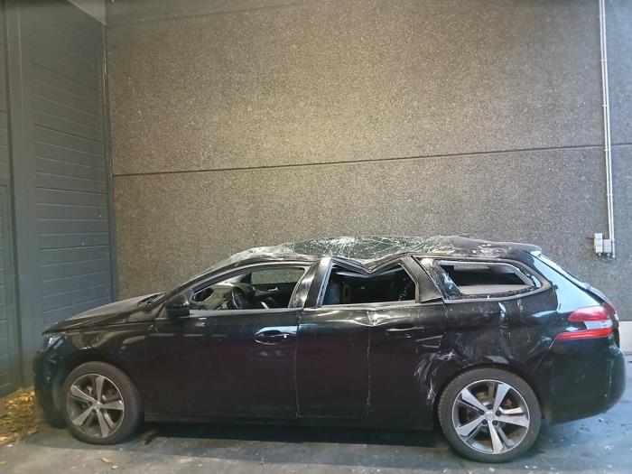 Peugeot 308 SW 1.2 12V e-THP PureTech 110 Sloopvoertuig (2016, Zwart)