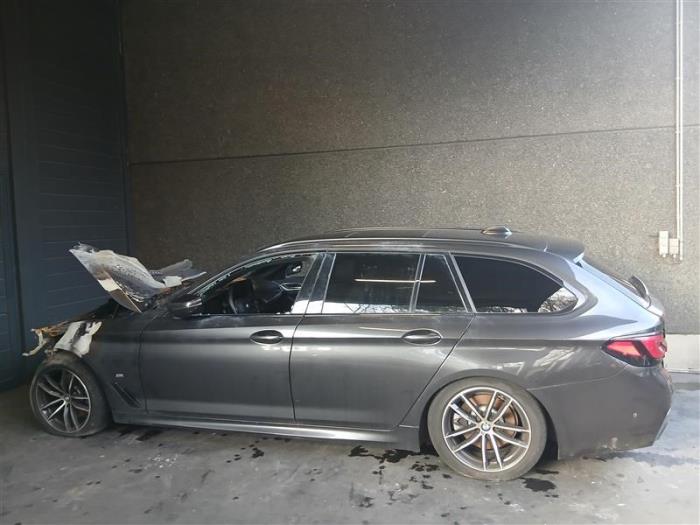BMW 5 serie Touring 520d Sloopvoertuig (2023, Donker, Grijs)