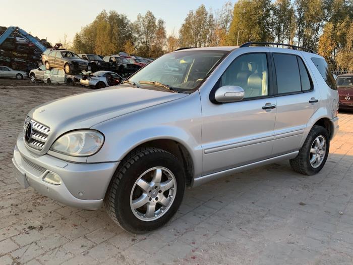 Mercedes ML I 400 4.0 CDI V8 32V Sloopvoertuig (2001, Grijs)