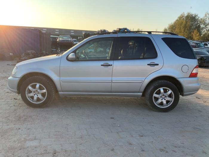 Mercedes ML I 400 4.0 CDI V8 32V Sloopvoertuig (2001, Grijs)