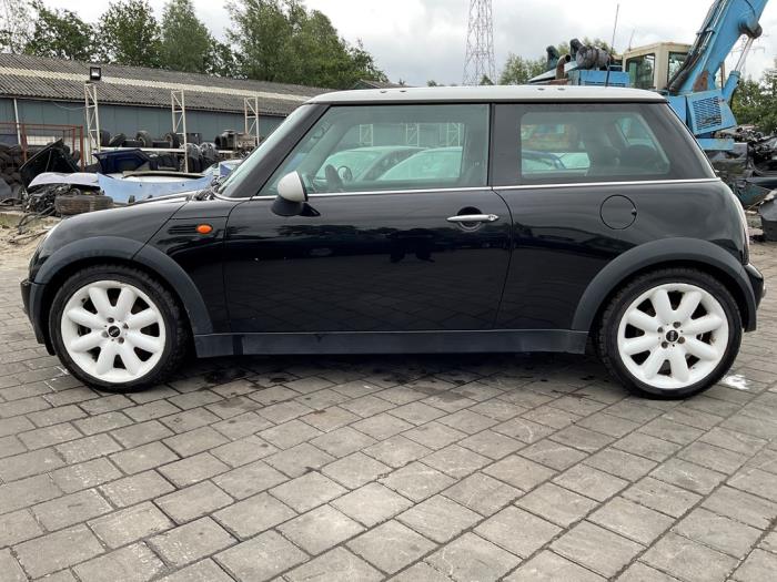 Mini Mini One/Cooper 1.6 16V Cooper Schadevoertuig (2003, Zwart)