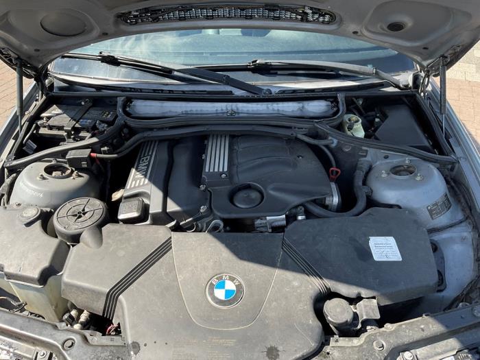 BMW 3 serie 318i 16V Schadevoertuig (2004, Grijs)