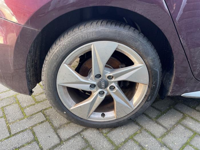 Audi A3 Sportback 1.5 35 TFSI 16V Mild Hybrid Sloopvoertuig (2020, Paars)