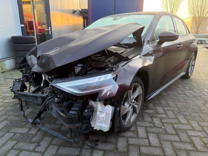 Audi A3 Sportback 1.5 35 TFSI 16V Mild Hybrid Sloopvoertuig (2020, Paars)
