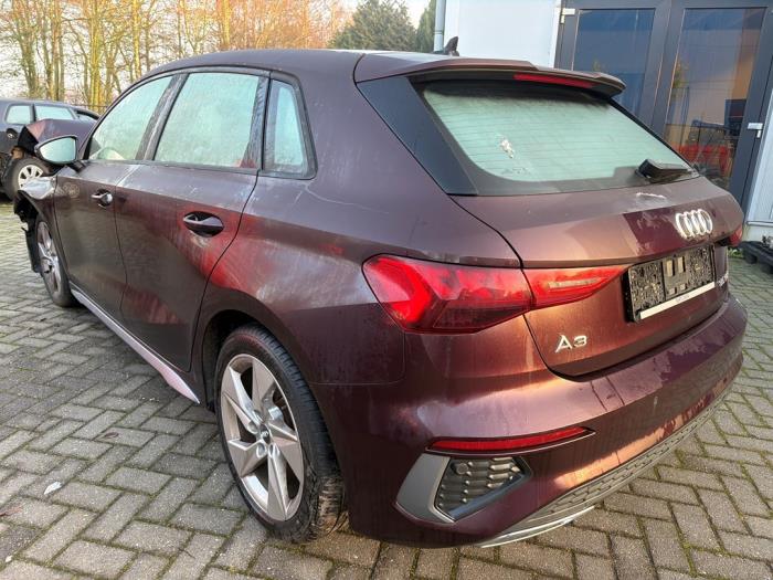 Audi A3 Sportback 1.5 35 TFSI 16V Mild Hybrid Sloopvoertuig (2020, Paars)