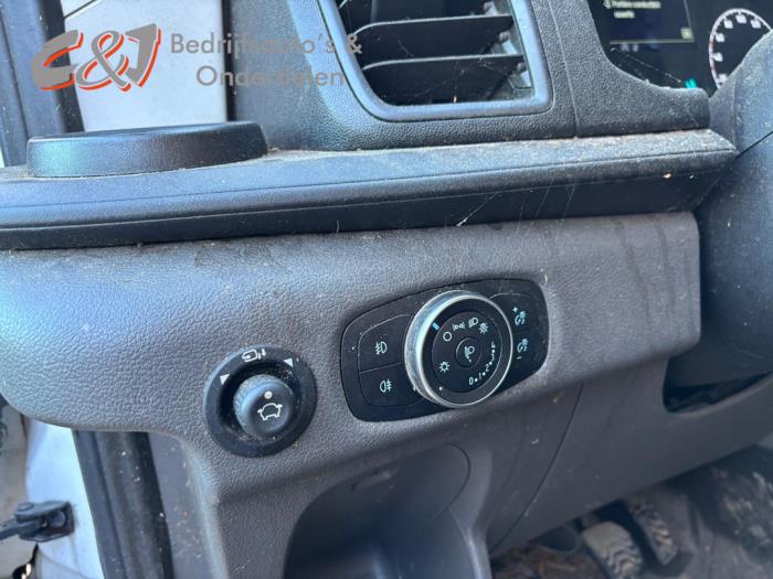 Ford Transit 2.0 TDCi 16V Eco Blue 130 Sloopvoertuig (2020, Roze, Wit)