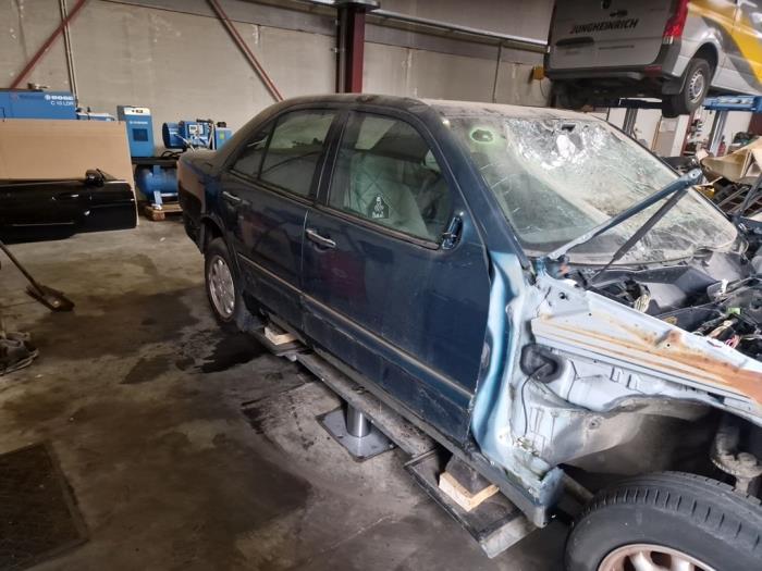 Mercedes E-Klasse V200