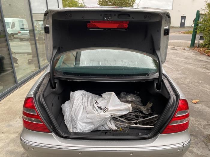 Mercedes E 2.2 E-220 CDI 16V Sloopvoertuig (2002, Zilver)