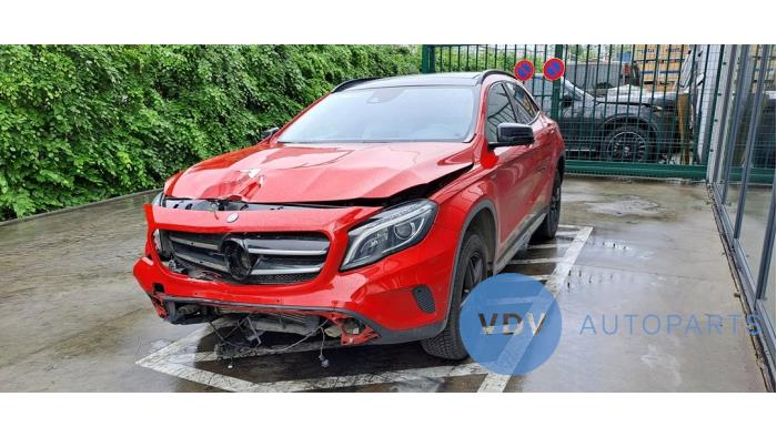 Mercedes GLA 1.6 180 16V Sloopvoertuig (2017, Rood)