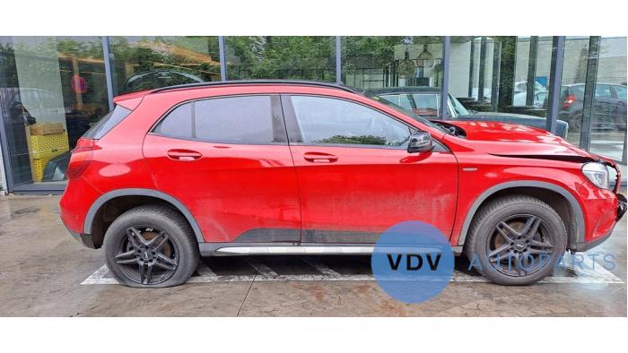 Mercedes GLA 1.6 180 16V Sloopvoertuig (2017, Rood)