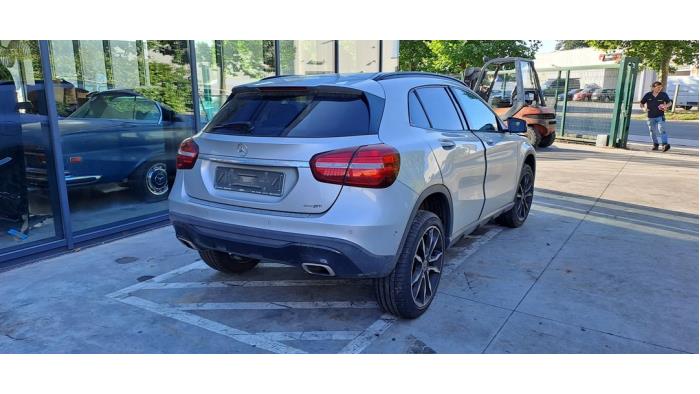 Mercedes GLA 1.6 180 16V Sloopvoertuig (2018, Zilver)