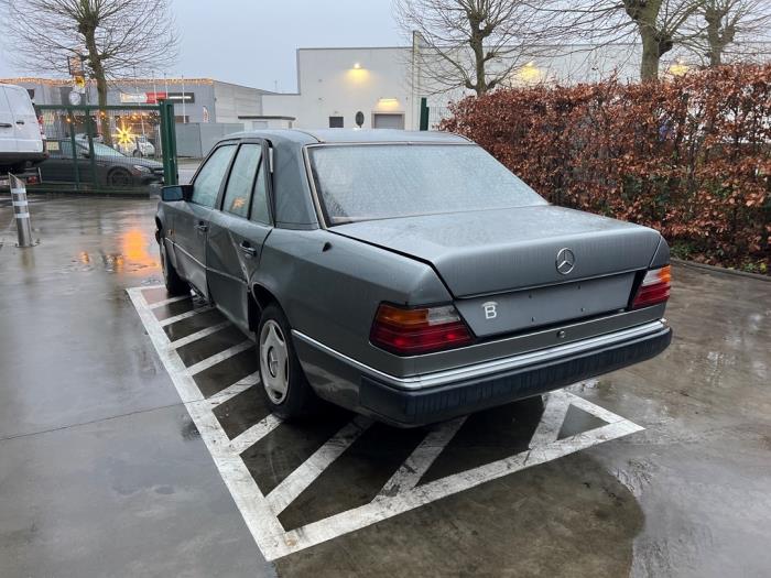 Mercedes E-Klasse V825