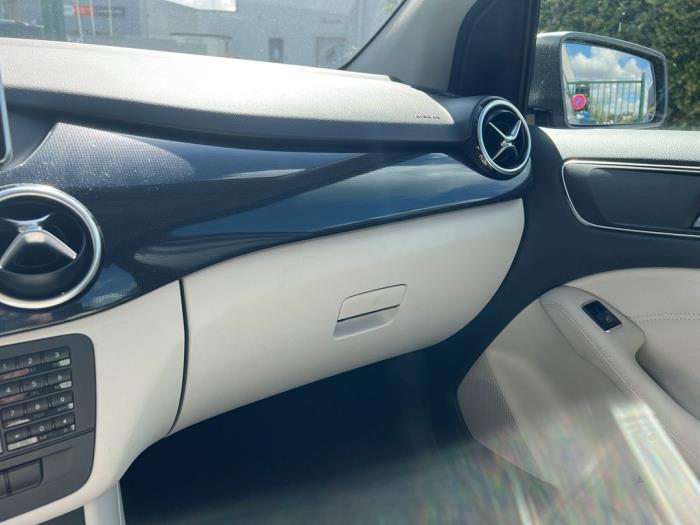 Mercedes B-Klasse V1048