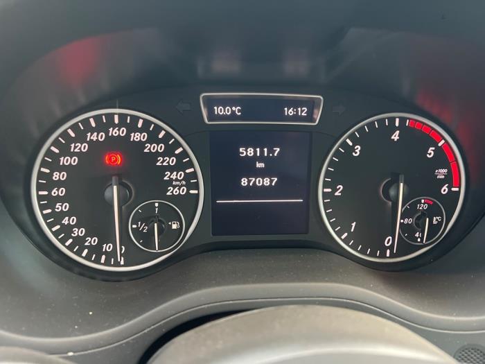 Mercedes B 1.8 B-180 CDI BlueEFFICIENCY 16V Sloopvoertuig (2021, Rood)