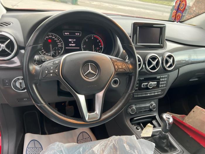 Mercedes B 1.8 B-180 CDI BlueEFFICIENCY 16V Sloopvoertuig (2021, Rood)