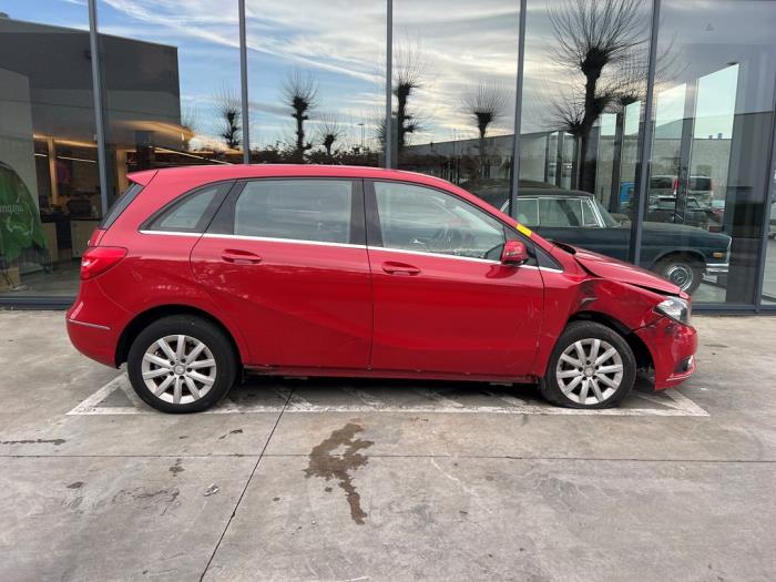 Mercedes B 1.8 B-180 CDI BlueEFFICIENCY 16V Sloopvoertuig (2021, Rood)