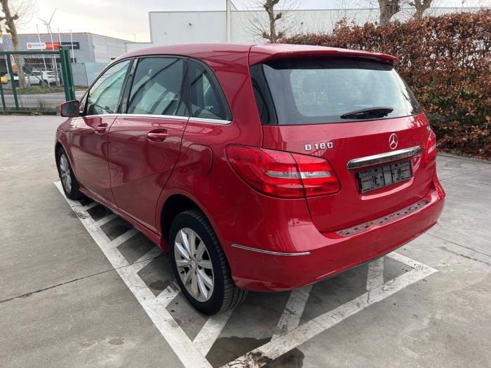 Mercedes B 1.8 B-180 CDI BlueEFFICIENCY 16V Sloopvoertuig (2021, Rood)