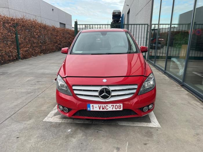 Mercedes B 1.8 B-180 CDI BlueEFFICIENCY 16V Sloopvoertuig (2021, Rood)
