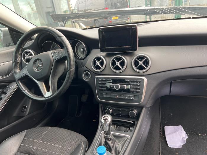 Mercedes CLA 1.6 CLA-200 16V Sloopvoertuig (2013, Aubergine, Zilvergrijs, Grijs)