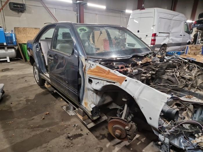 Mercedes E-Klasse V1211