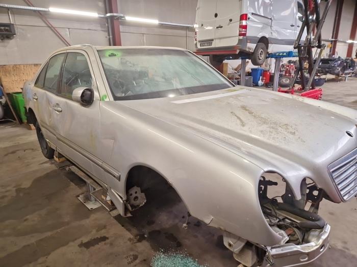 Mercedes E-Klasse V1212