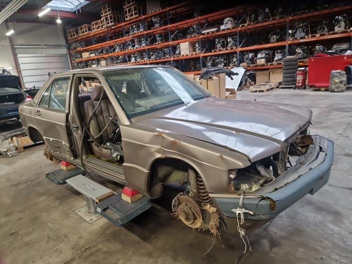 Mercedes 190E/D V1261
